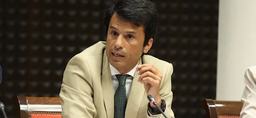 Marcos Bergaz (PSOE) durante su intervenci&oacute;n parlamentaria de hoy