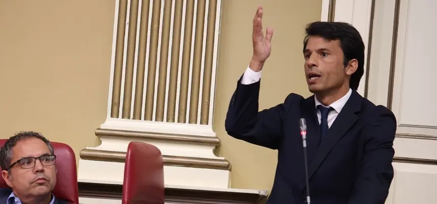 Marcos Bergaz en pleno del parlamento canario.