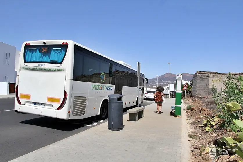 Parada de guaguas en T&iacute;as.