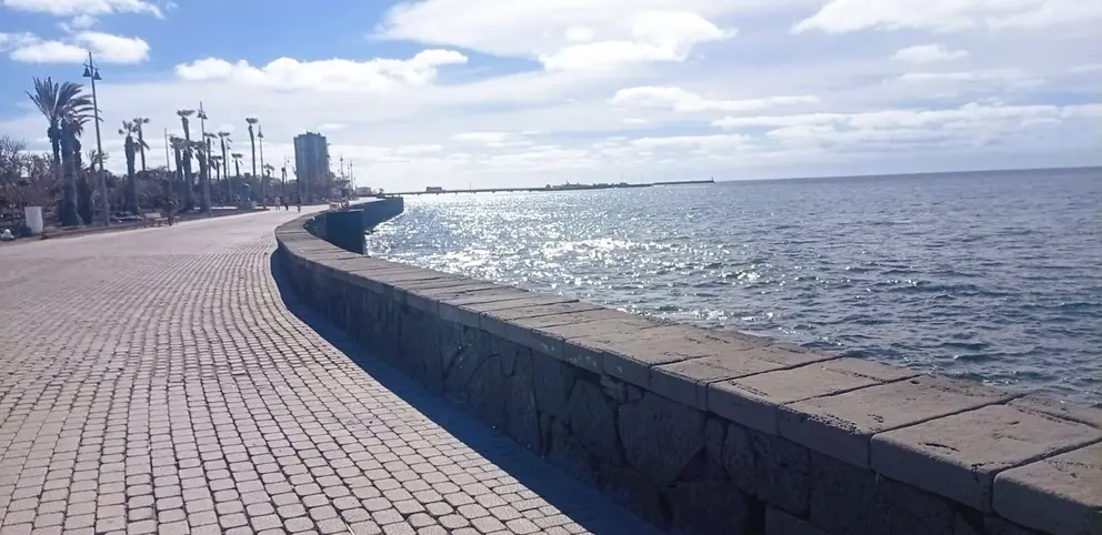 Imagen del paseo marítimo en la Punta del Camello.