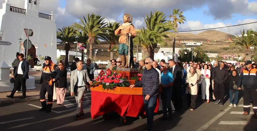 Momento de la salida del santo en procesi&oacute;n