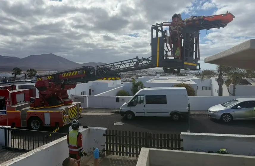 Momento de la actuaci&oacute;n de los bomberos con la gr&uacute;a
