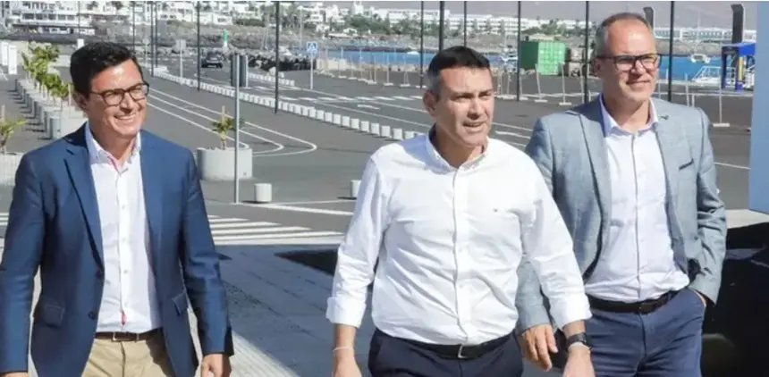 Oswaldo Betancort visitando el puerto de Playa Blanca.