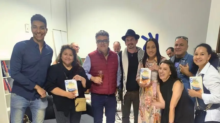 El consejero Armando Santana con parte de las peersonas que acudieron a la presentaci&oacute;n del libro