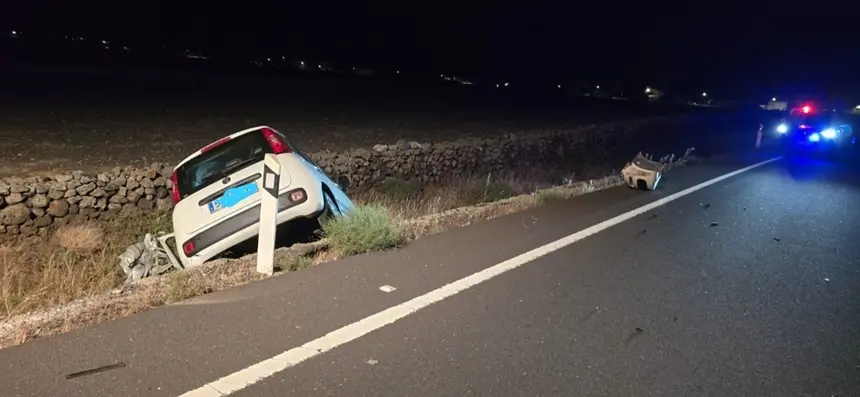Veh&iacute;culo situado fuera de la v&iacute;a tras el accidente.