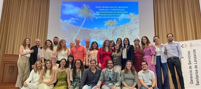 Foto de familia de la promoci&oacute;n de medicina familiar y comunitaria.