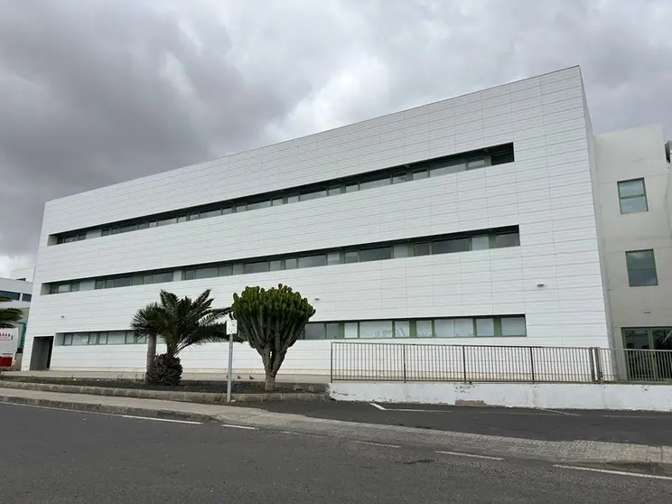 Edificio polivalente junto al Hospital Doctor Jos&eacute; Molina Orosa.