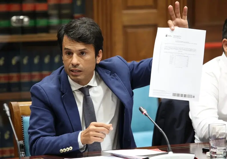 Marcos Bergaz (PSOE) en comisio&igrave;n parlamentaria de Obras Pu&igrave;blicas, Vivienda y Movilidad