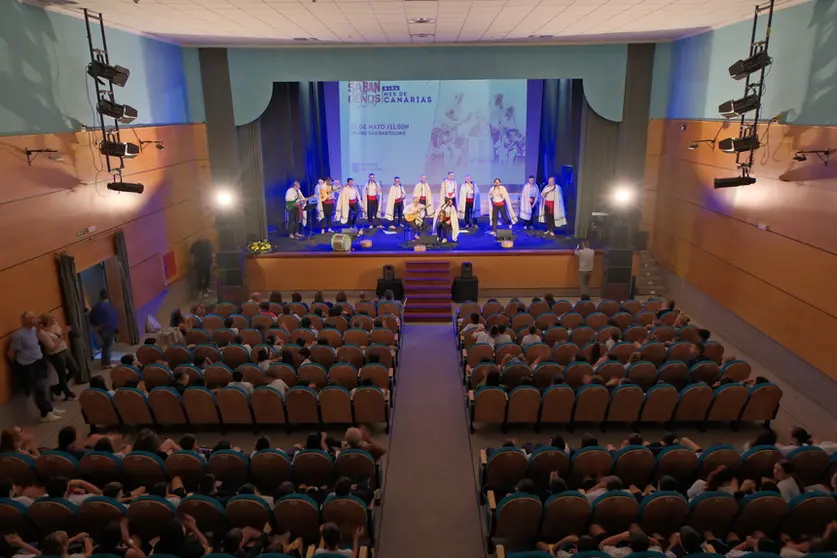 400 escolares de San Bartolomé disfrutan del concierto didáctico de Los Sabandeños.