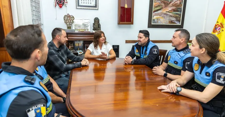 Olivia Duque y Gin&eacute;s Gonz&aacute;lez junto a los nuevos agentes.