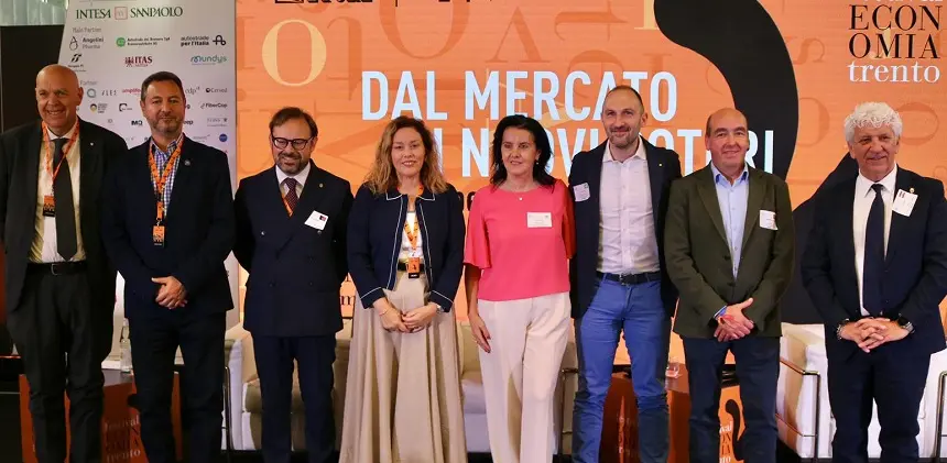 Astrid P&eacute;rez, en el centro de la imagen, durante su participaci&oacute;n en el evento.