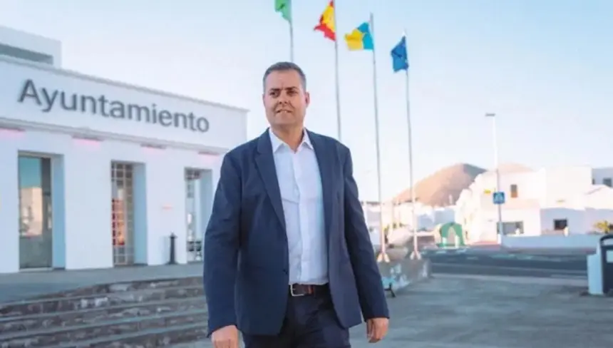 El portavoz del PP en T&iacute;as saliendo del Ayuntamiento en una imagen de archivo.