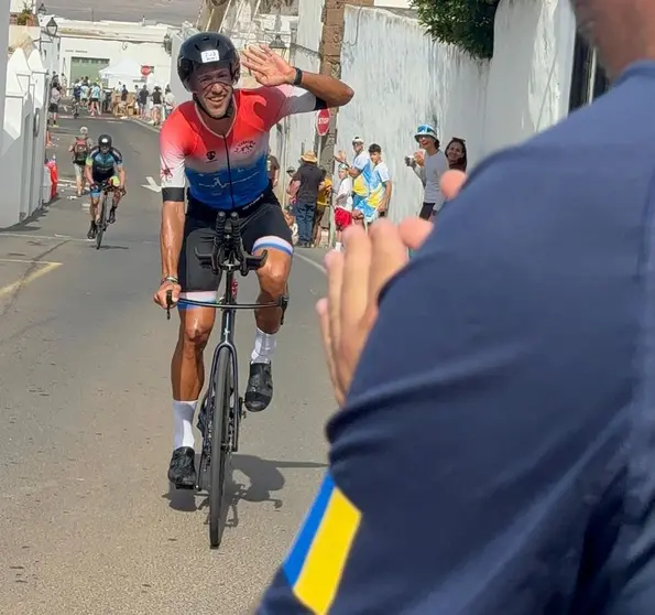 Los corredores locales iban recibiendo el cari&ntilde;o de su gente por el camino en im&aacute;genes muy emotivas