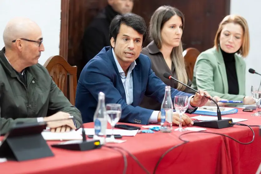 Marcos Bergaz junto a concejales socialista en pleno de Teguise y La Graciosa 