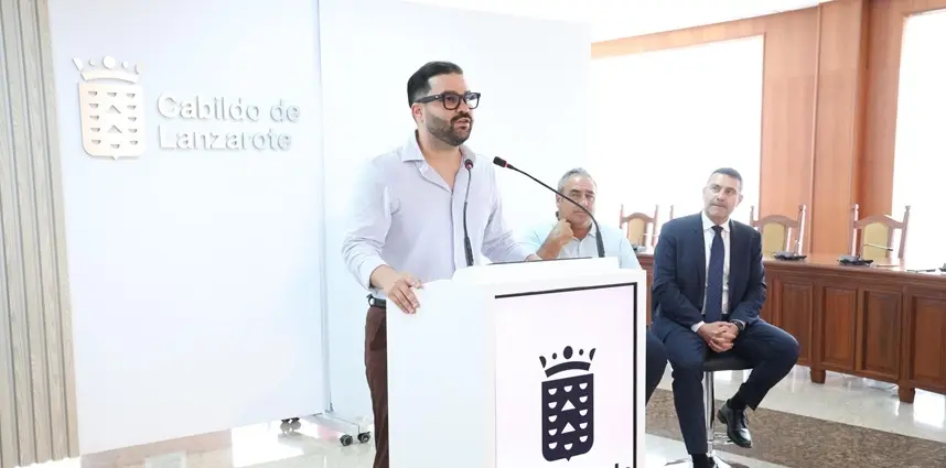 Jes&uacute;s Mach&iacute;n Tavio junto a &Aacute;ngel V&aacute;zquez y Oswaldo Betancort en la rueda de prensa del Plan Especial de La Geria.