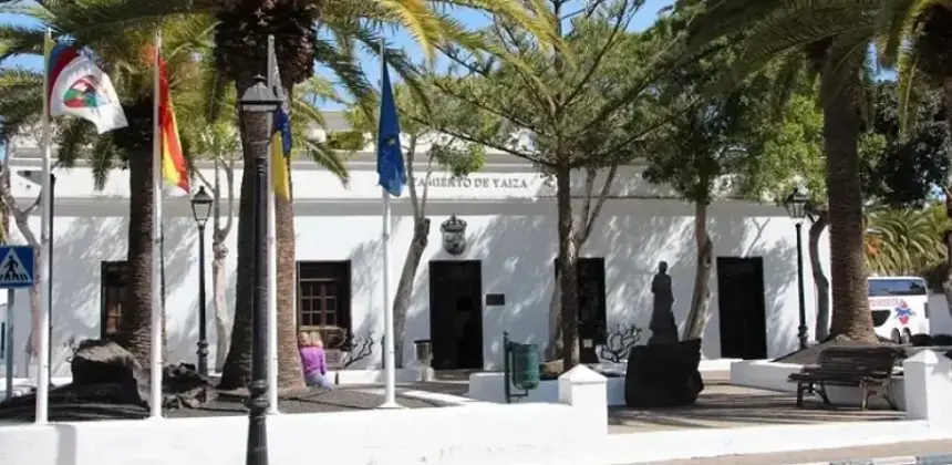 Imagen de la fachada del Ayuntamiento de Yaiza. 