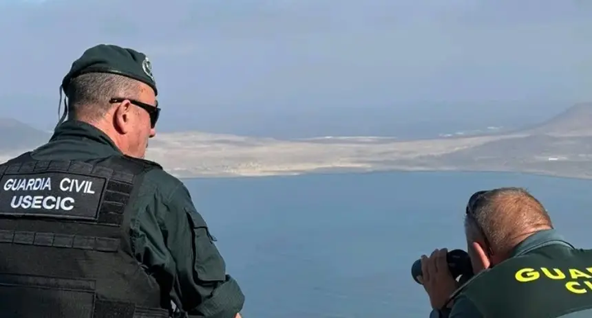 Dos agentes de la Guardia Civil en un operativo de vigilancia en el norte de Lanzarote. 