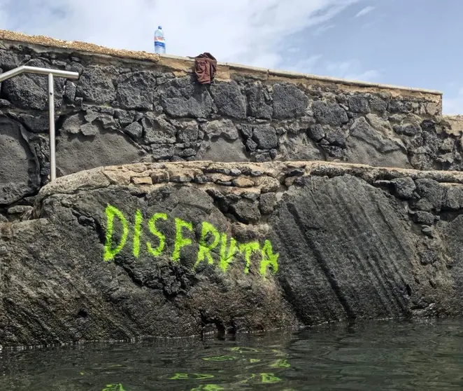 Imagen de una de las pintadas que ha aparecido en la Caleta de Famara.