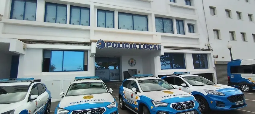 Veh&iacute;culos de la Polic&iacute;a Local junto a la sede del cuerpo en la capital de Lanzarote