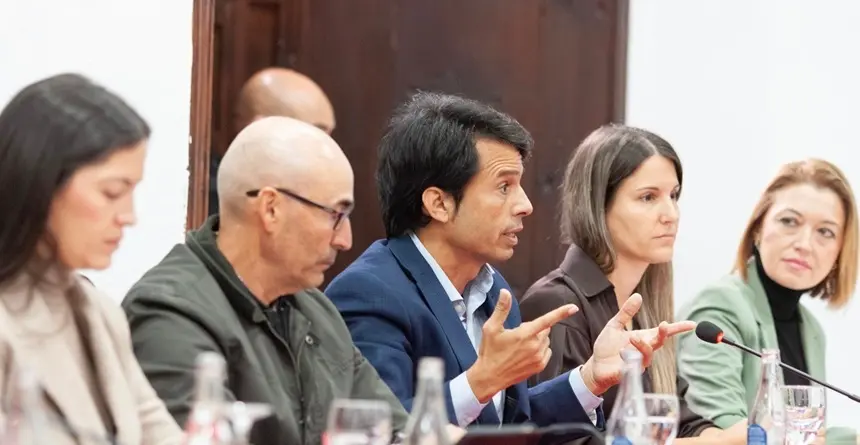 Marcos Bergaz junto a concejales socialistas en pleno de Teguise y La Graciosa 