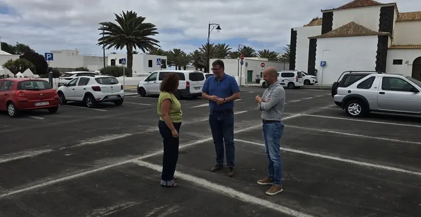Isidro P&eacute;rez, Ra&uacute;l de Le&oacute;n y Marlene Romero en la parcela mejorada.
