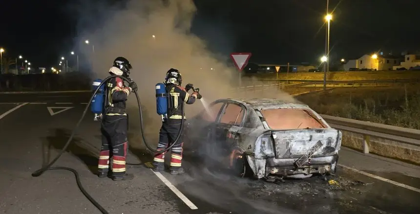 Momento en el que los bomberos terminan de apagar el incendio