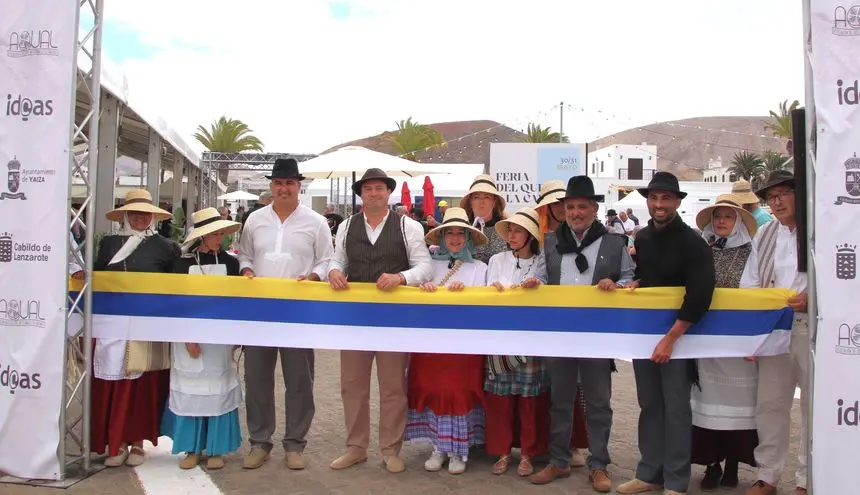 Momento de la inauguraci&oacute;n de la feria con el alcalde &Oacute;scar Noda al frente