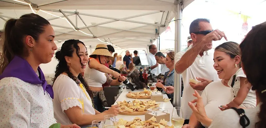 Visitantes disfrutando de uno de los stand de la Feria del Queso y la Cabra de Lanzarote.