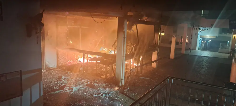 El comercio del Centro Comercial ardi&oacute; en su totalidad.