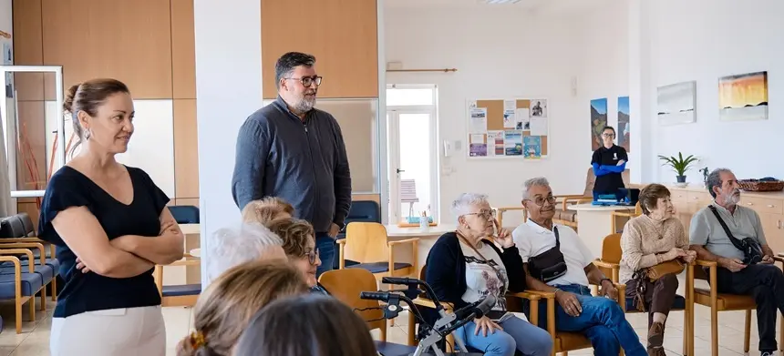 Isidro P&eacute;rez y Carmen Medina junto a los mayores del municipio.