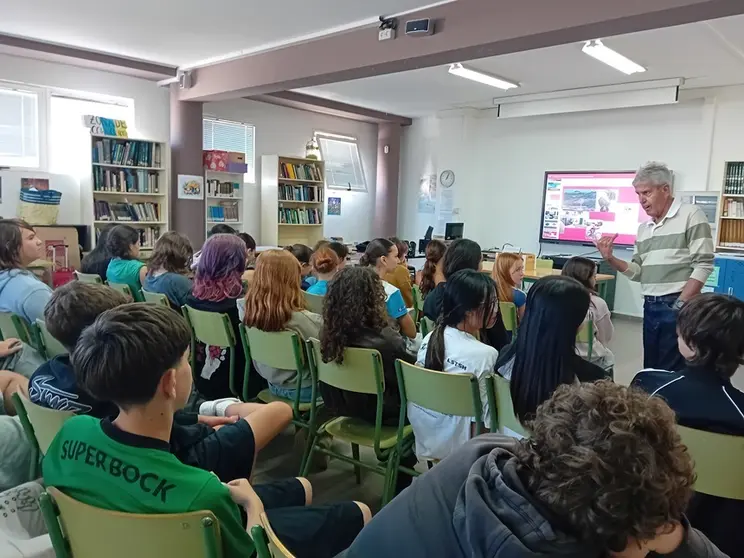 J&oacute;venes durante una charla impartida sobre la transformaci&oacute;n tur&iacute;stica de Puerto del Carmen.