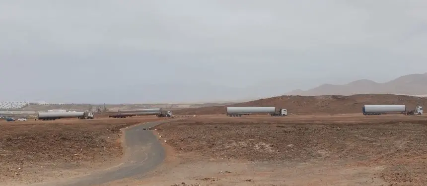 Imagen de los camiones que han transportado este mi&eacute;rcoles la infraestructura hasta Tinajo