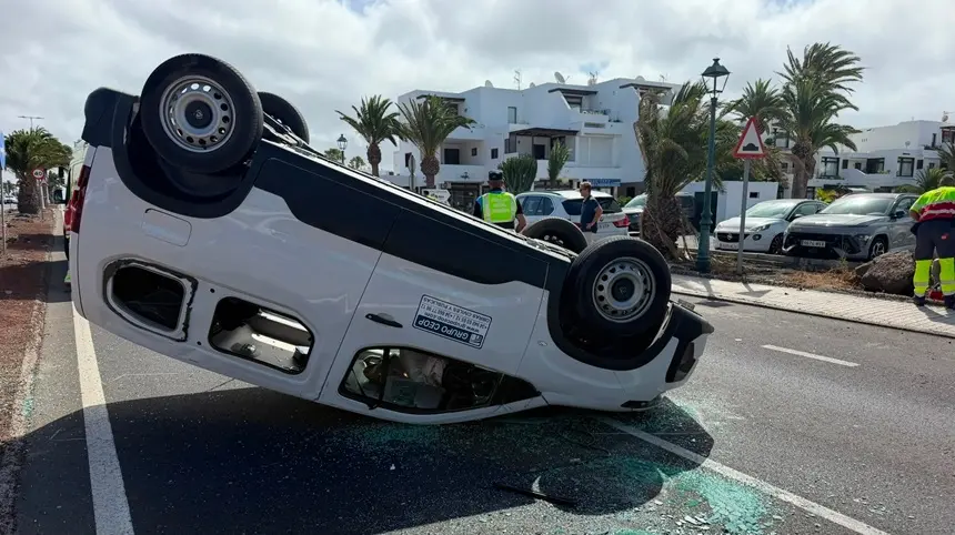 Veh&iacute;culo volcado en Costa Teguise.