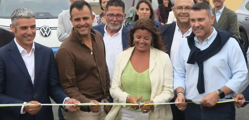 El consejero de Agricultura del Gobierno de Canarias, Narvay Quintero, junto al ganadero Omar Vi&ntilde;a, la alcaldesa de Teguise, Olivia Duque, y el presidente del Cabildo, Oswaldo Betancort, cortando la cinta inaugural.
