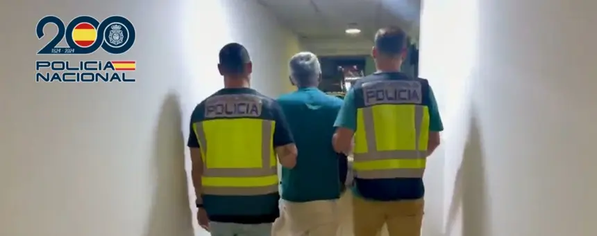 Polic&iacute;a Nacional realizando la detenci&oacute;n.