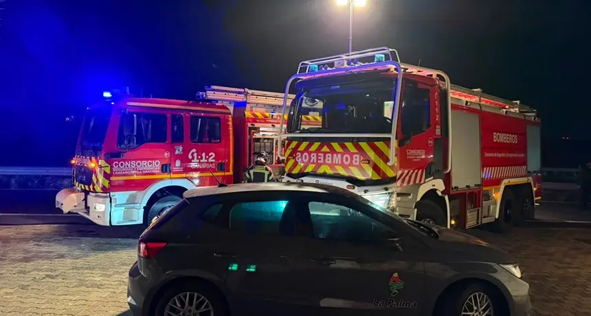 Camiones de los bomberos junto a la vivienda.