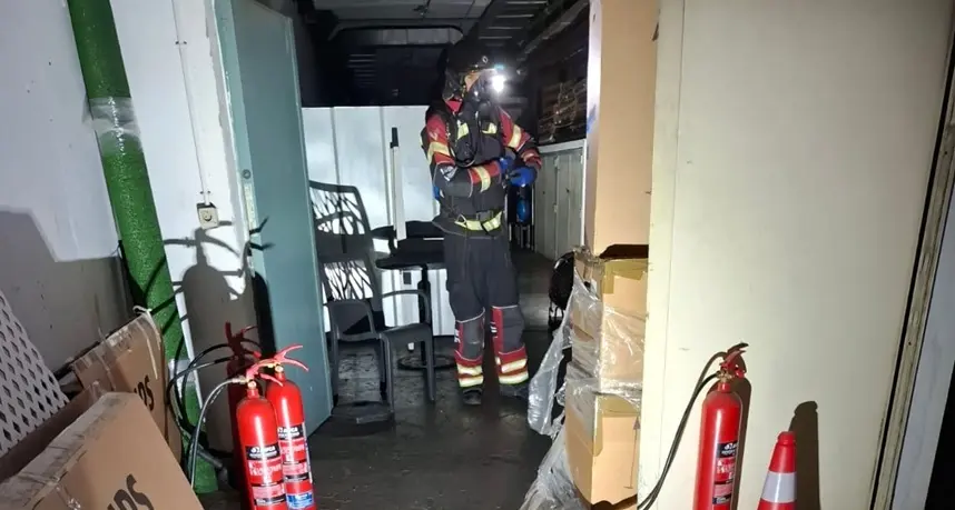 Bombero del Consorcio durante la intervenci&oacute;n.