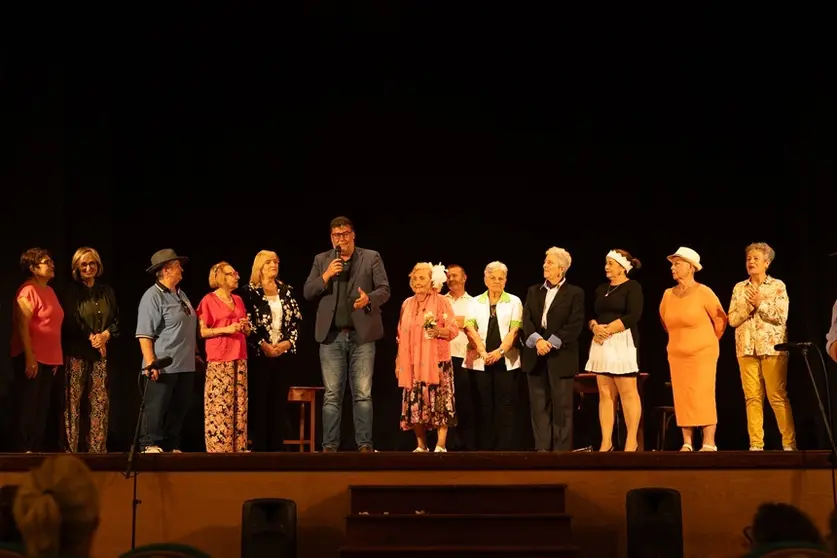 Isidro P&eacute;rez junto a lo mayores en el teatro de San Bartolom&eacute;.