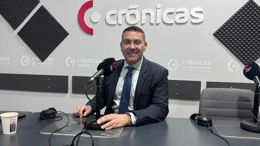 Oswaldo Betancort en los estudios de Cr&oacute;nicas Radio.