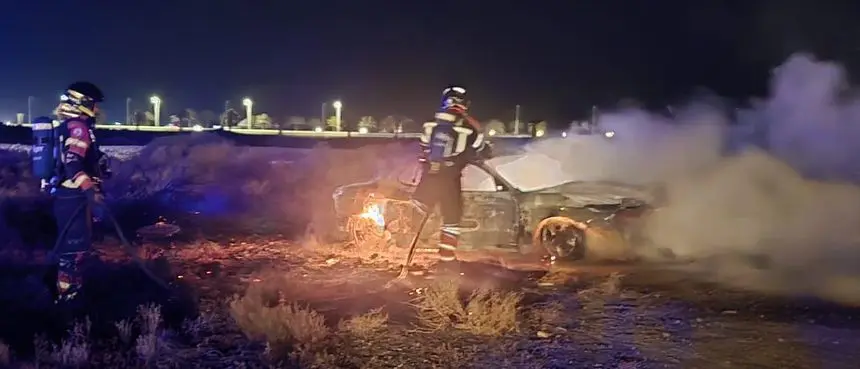Imagen de los bomberos apagando el incendio del veh&iacute;culo
