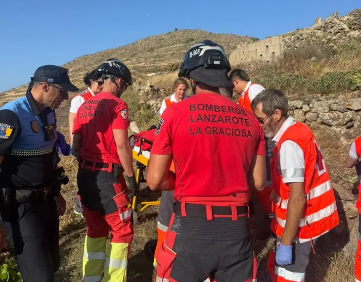 Momento de la asistencia de los bomberos y del personal sanitario