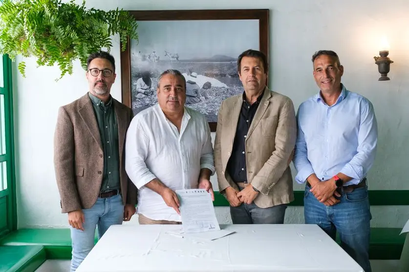 El consejero &Aacute;ngel V&aacute;zquez en la firma con representantes de los ayuntamientos gobernados por el PSOE en Lanzarote.