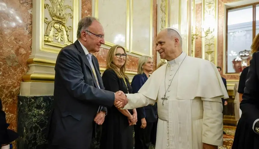 El senador lanzarote&ntilde;o saludando al Papa