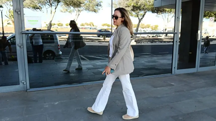 Mar&iacute;a Dolores Corujo entrando este mi&eacute;rcoles en los juzgados de Arrecife.
