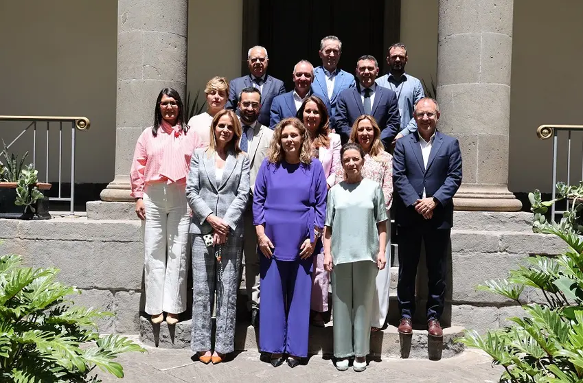 Foto de familia de los portavoces parlamentarios, la presidenta de la C&aacute;mara y los presidentes de los cabildos.