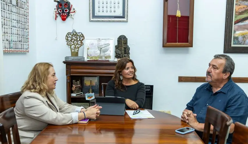 La alcaldesa de Teguise, Olivia Duque, con la directora del Instituto Canario de la Vivienda (ICAVI), Mar&iacute;a del Pino de Le&oacute;n, y el consejero de Vivienda del Cabildo de Lanzarote, Miguel &Aacute;ngel Jim&eacute;nez.