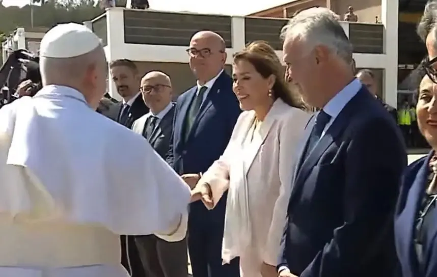 La presidenta del Parlamento, Astrid P&eacute;rez, con el Papa Le&oacute;n XIV.