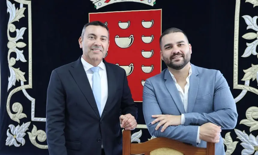 Oswaldo Betancort y Jes&uacute;s Mach&iacute;n en el Cabildo de Lanzarote.