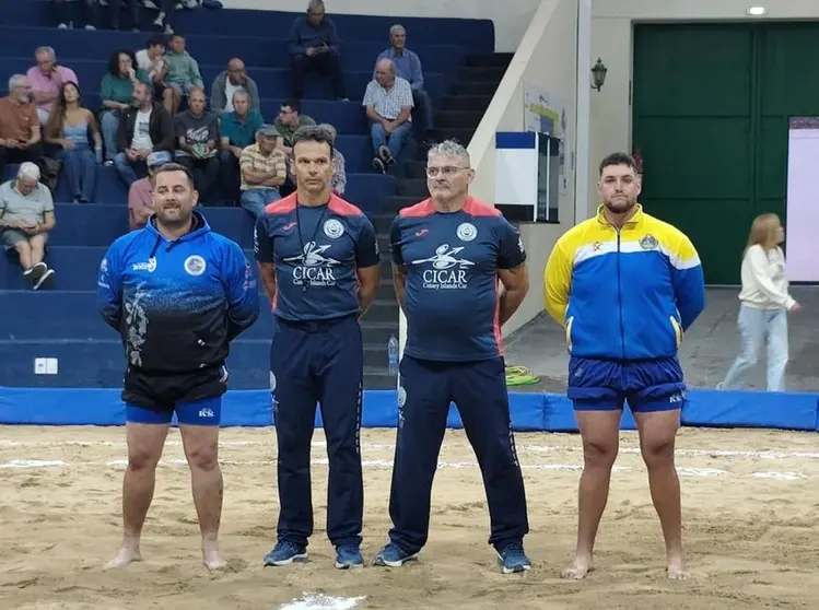 Los &aacute;rbitros y los capitanes del Tinajo y el Yaiza antes del inicio de la contienda.