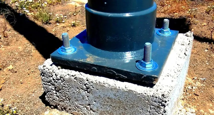 Imagen de los anclajes de una de las pol&eacute;micas farolas instaladas en Masdache